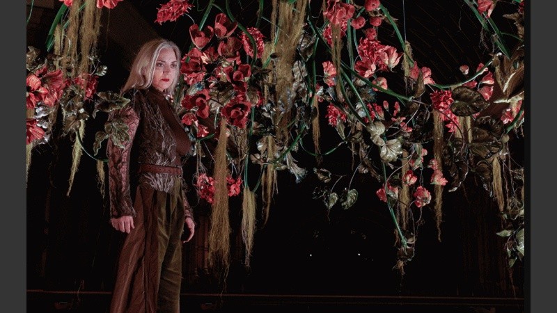 Nicola Constantino junto a su instalación 