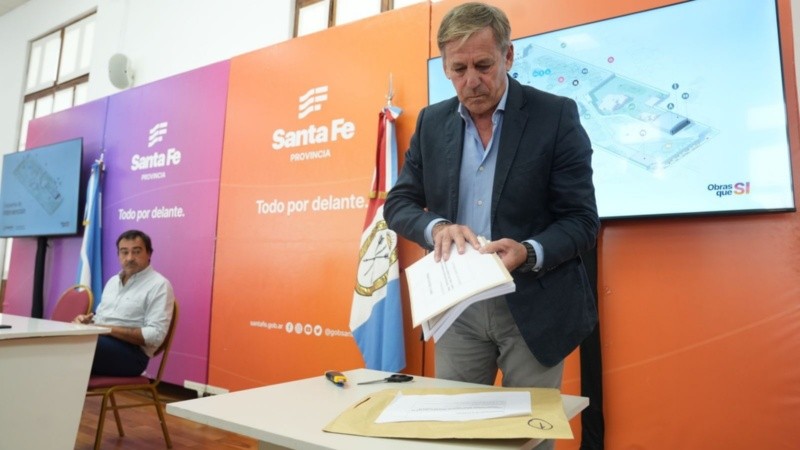 Los funcionarios provinciales en la apertura de sobres.