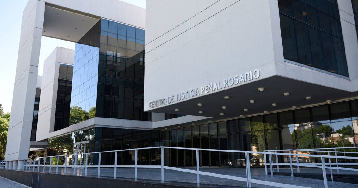 Empezó el juicio a dos policías por una denuncia de abuso sexual en Roldán: piden 12 años de cárcel y la defensa afirma que las pruebas los favorecen