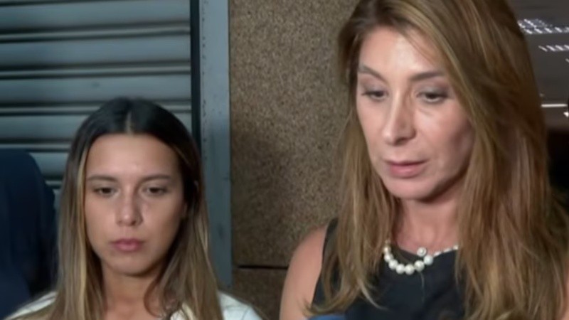 Agostina Páez junto a su abogada.