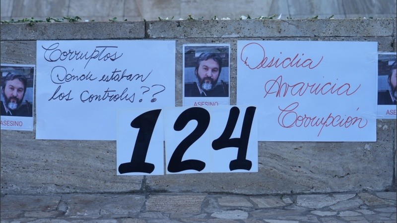 Desde Rosario, donde se contaron 49 de los 124 muertos, parientes y amigos de los fallecidos manifestaron la soledad que sienten en el reclamo de justicia.
