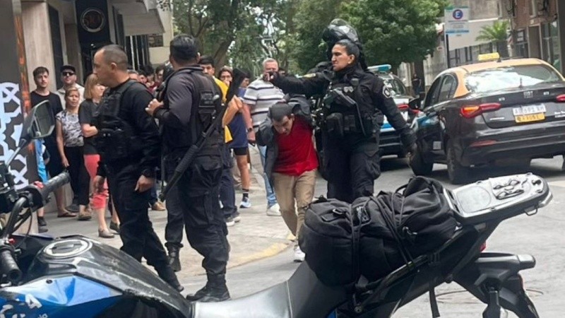 &nbsp;El momento en que la policía se lleva a uno de los ladrones (Rosario3)