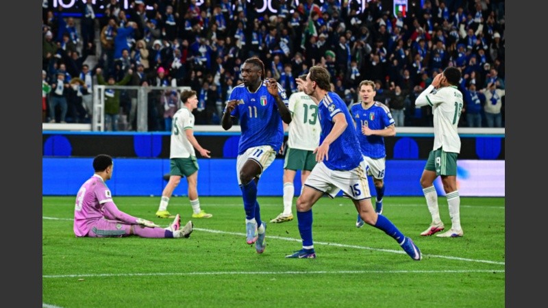 Kean lo liquidó sobre el final para la tetracampeona del mundo. (EFE)