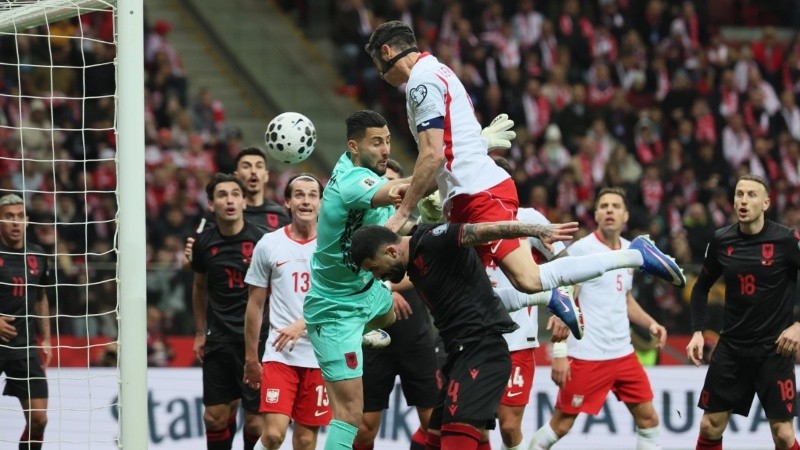 Cabezazo goleador del enmascarado Lewandowski. (EFE) 