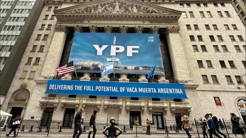 Las acciones de YPF treparon con fuerza tras el fallo favorable a la Argentina por el juicio de la petrolera estatal en Nueva York.