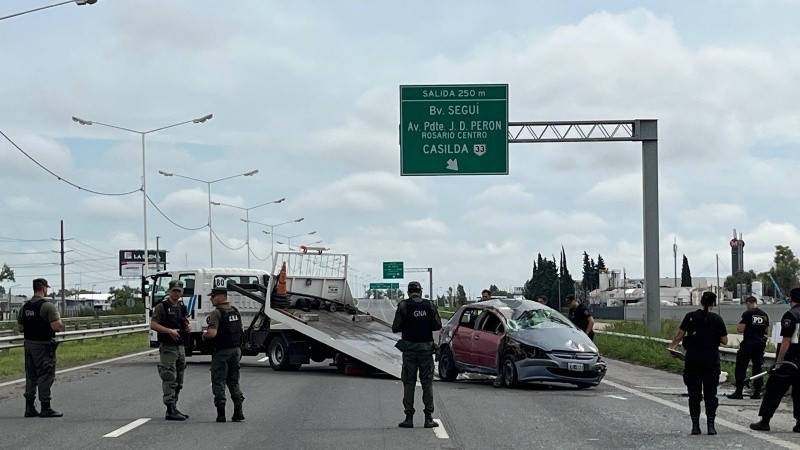 Personal de Gendarmería y la PDI trabajando en el lugar.