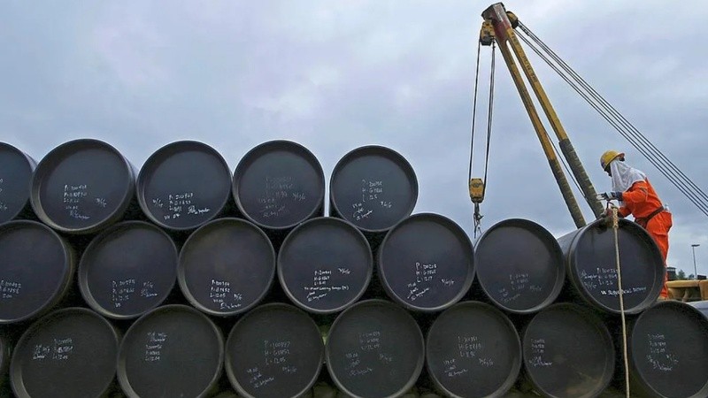 El petróleo se encareció más de un 55% a un mes del inicio de la guerra en Medio Oriente.