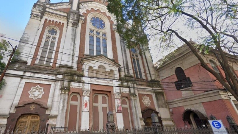 Una mujer insultó a fieles y agredió a un cura durante una misa en una parroquia del centro.