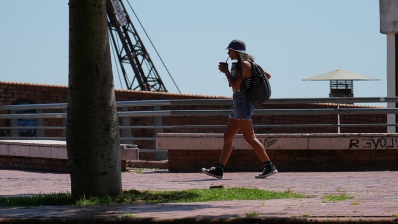 El calor en pleno otoño sorprende a los rosarinos.