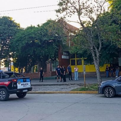 El episodio ocurrió pasadas las 7 de la mañana en la escuela N° 40, cuando un alumno entró armado y disparó a su compañero que izaba la bandera.