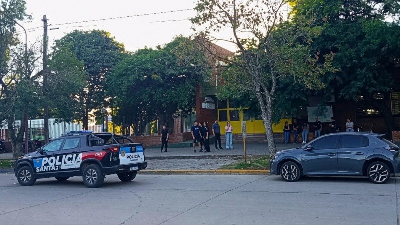 El episodio ocurrió pasadas las 7 de la mañana en la escuela N° 40, cuando un alumno entró armado y disparó a su compañero que izaba la bandera.