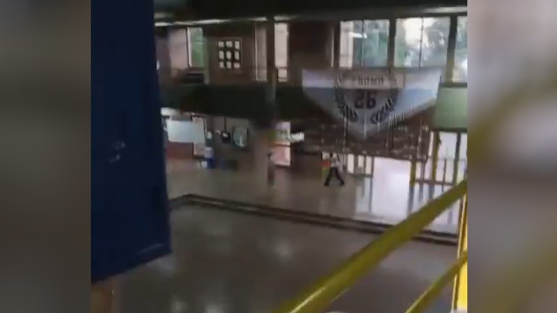 El momento de los escopetazos quedó filmado por otros estudiantes.