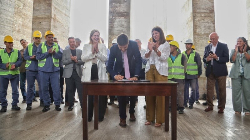 El gobernador Pullaro rubricó el traspaso este lunes.