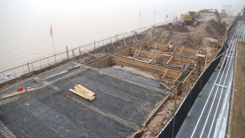 Una postal de los trabajos en el muelle de La Fluvial.