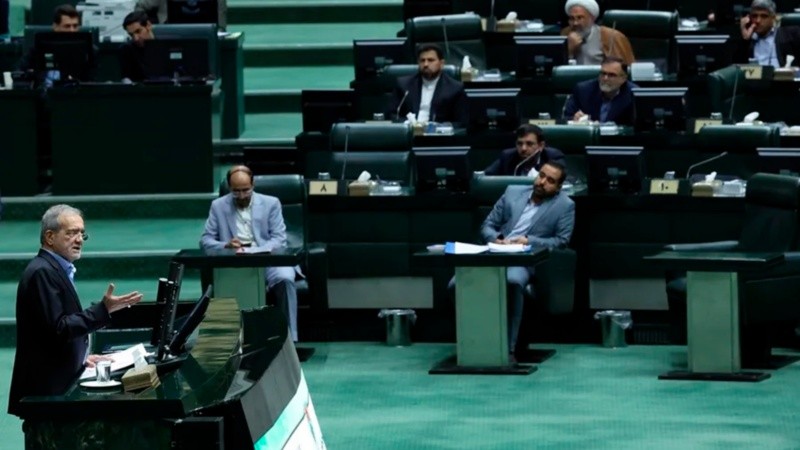 Imagen de archivo del presidente de Irán, Masoud Pezeshkian, en una sesión en el Parlamento. EFE/EPA/Abedin Taherkenareh