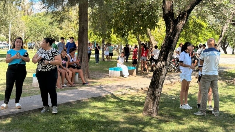 Alumnos y alumnas de la escuela de San Cristóbal se juntaron en la plaza y reclamaron justicia (Rosario3).