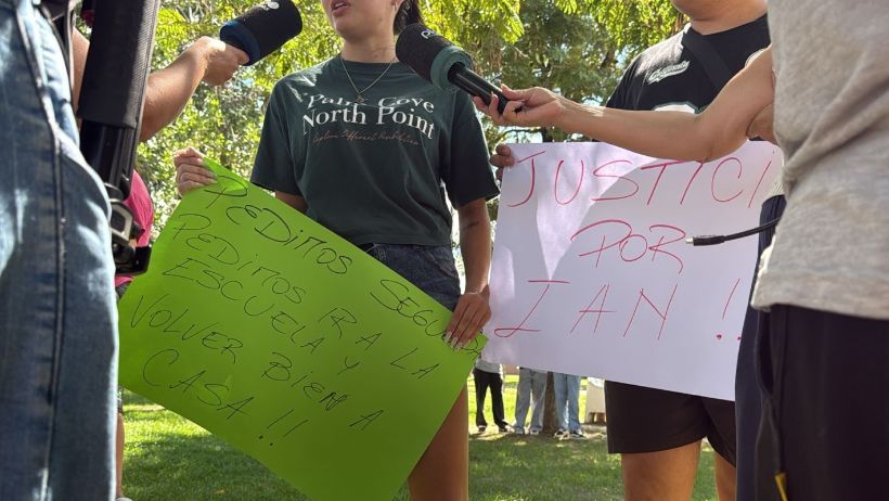 Alumnos y alumnas de la escuela de San Cristóbal se juntaron en la plaza y reclamaron justicia.