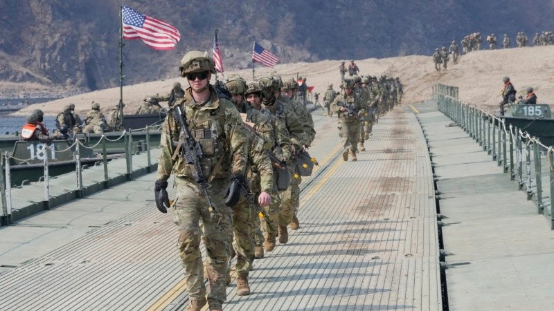 Estados Unidos envía miles de soldados a Medio Oriente y aumenta su despliegue de tropas mientras crece la tensión con Irán.