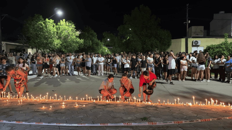 La comunidad con velas despidió a Ian.
