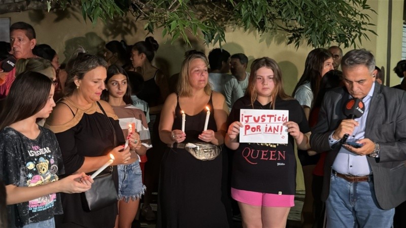 La comunidad con velas despidió a Ian.