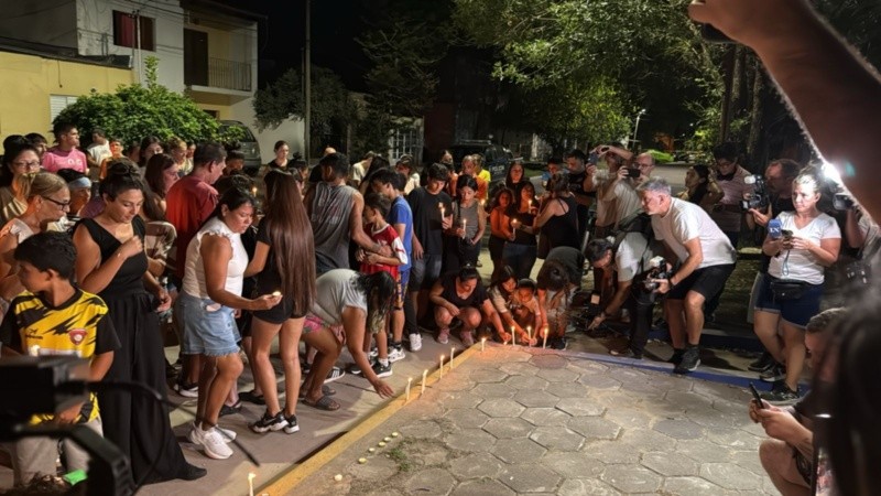 La comunidad con velas despidió a Ian.