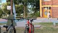 El vidrio roto por un tiro en la escuela, bicicletas que esperan a sus dueños y la bandera a medio subri