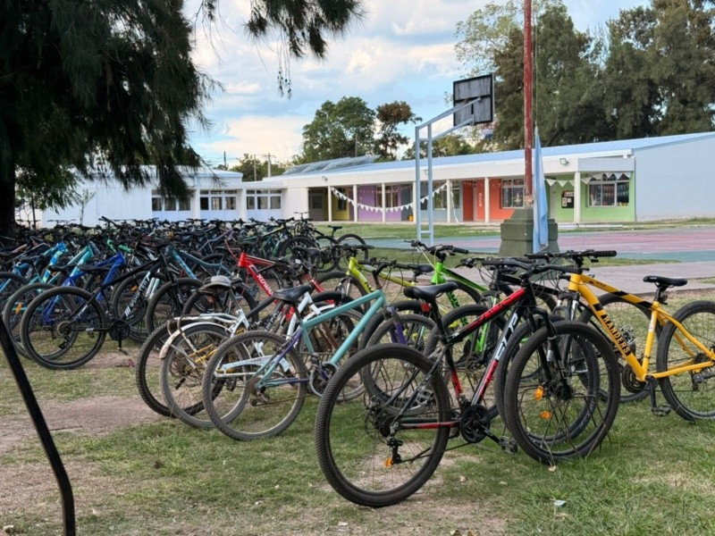 &nbsp;Las bicicletas esperaron toda la tarde por los pibes y pibes de la Mariano Moreno en San Cristóbal