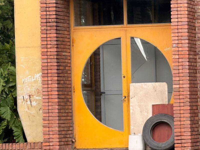 El vidrio roto por la estampida de los alumno.&nbsp;