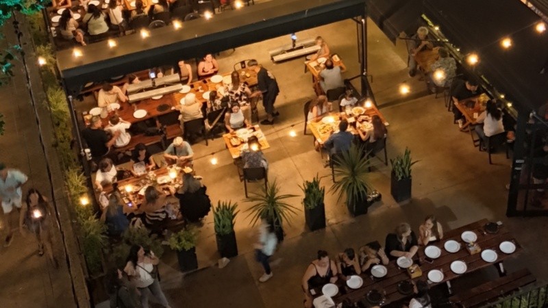 El espacio acompaña con una ambientación relajada, mesas amplias y un clima que invita a quedarse.