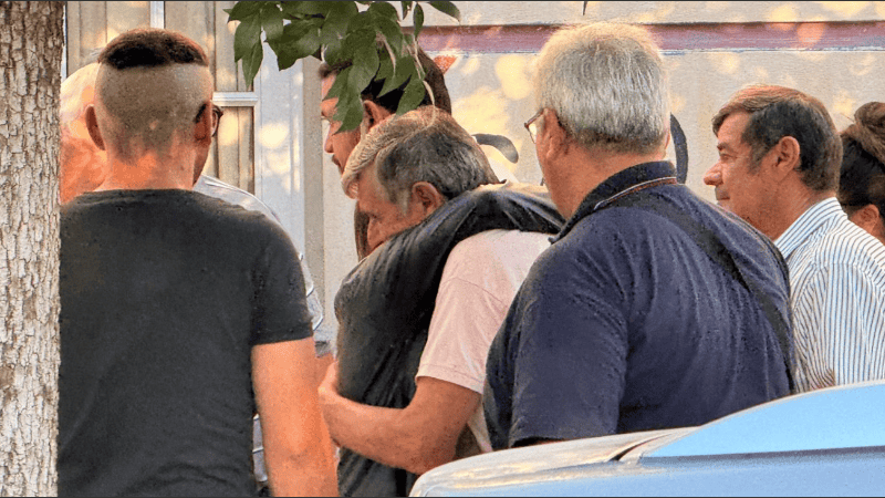 El abuelo de Ian durante el velatorio de su nieto.