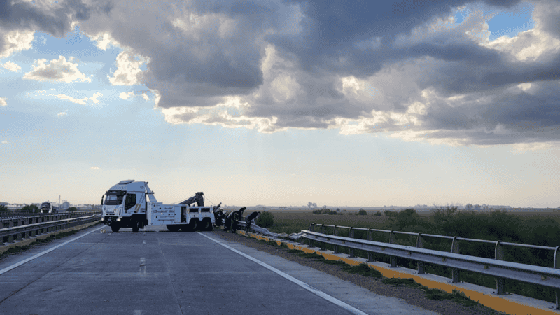 La zona donde cayó el camión mientras continúa la tarea de búsqueda del camionero.