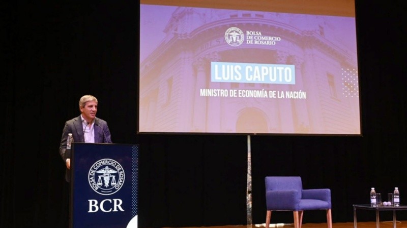 El ministro de Economía en una visita anterior a la Bolsa de Comercio de Rosario.