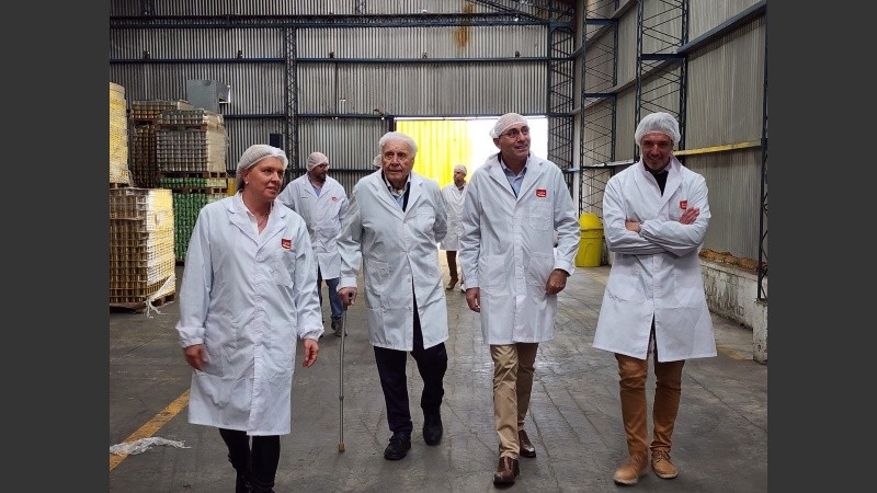 Directores de Inalpa recorriendo la planta con ejecutivos de la Bolsa de Rosario