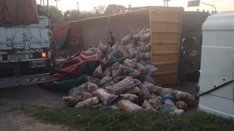 El camión volcó a la madrugada y tuvo que intervenir la Policía para evitar que robaran la carga.