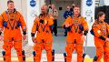 Los astronautas posaron ante las cámaras previo a subir a la nave.