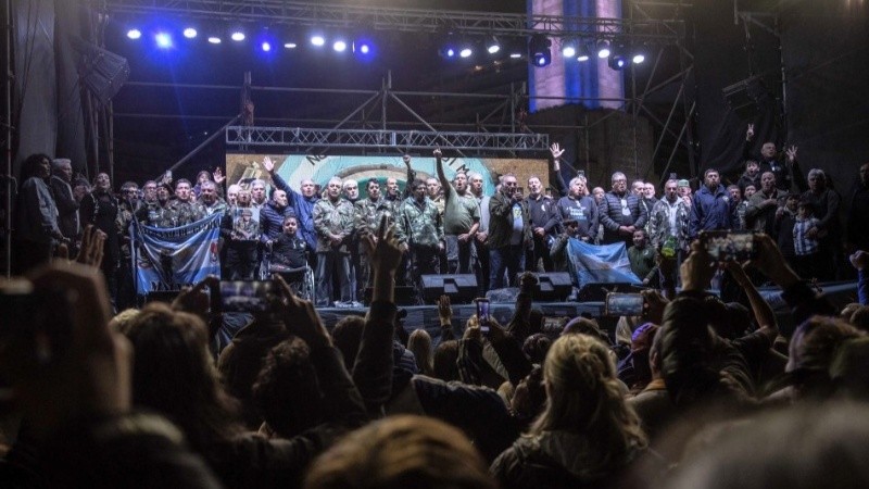 Una conmemoración de seis horas al pie del Monumento, (Municipalidad/G.Turin Bootello)