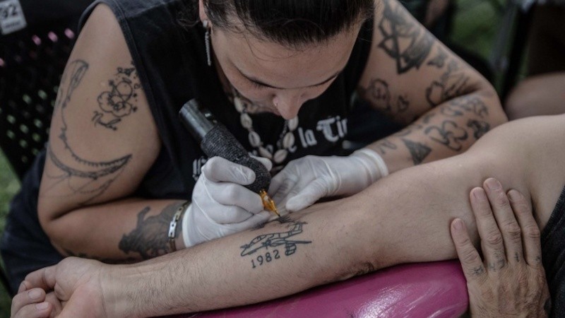 Los tatuajes en la vigilia por Malvinas (Sec. de Cultura y Educación/Guillermo Turin Bootello)&nbsp;