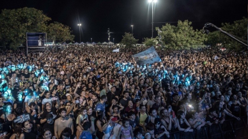 Una multitud participó de la vigilia por Malvinas en Parque Nacional a la Bandera.