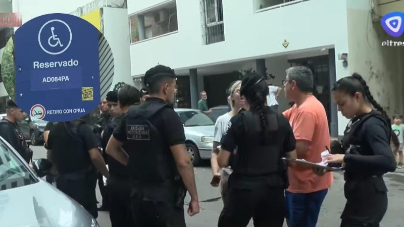 El denunciante relata lo ocurrido a la policía.