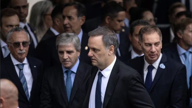 El jefe de Gabinete, Manuel Adorni, flanqueado por los ministros este jueves en el acto por Malvinas.