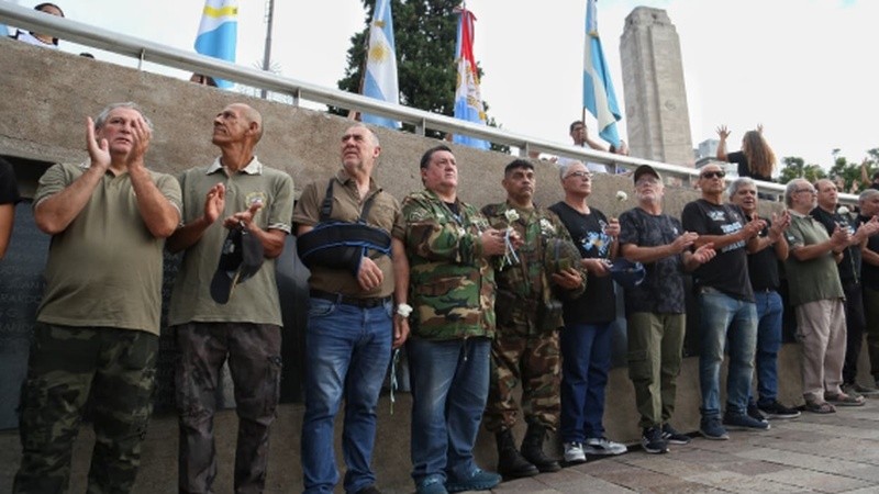 Excombatientes participaron de la conmemoración del 2 de abril, en el cenotafio Cenotafio a los Caídos en Malvinas.