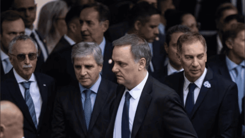 El fiscal solicitó a Migraciones los movimientos de entrada y salida del país de Adorni desde 2023 hasta la actualidad.