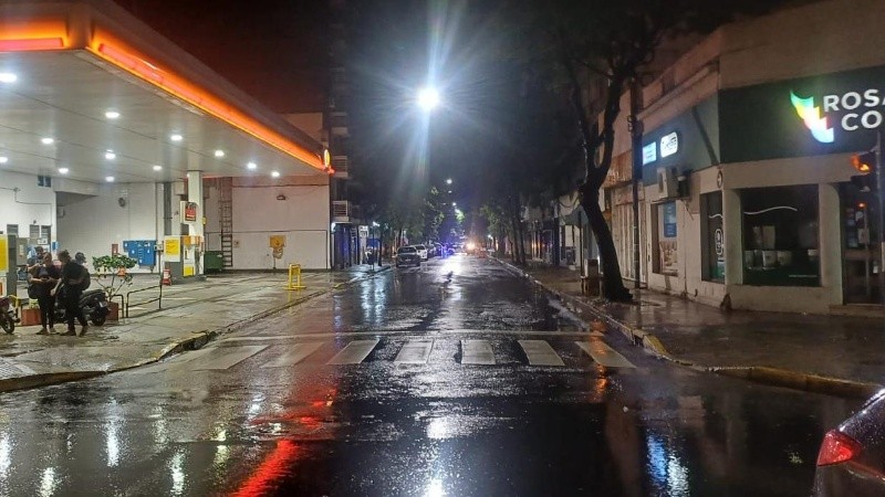 El autor del robo cruzó la avenida en rojo.