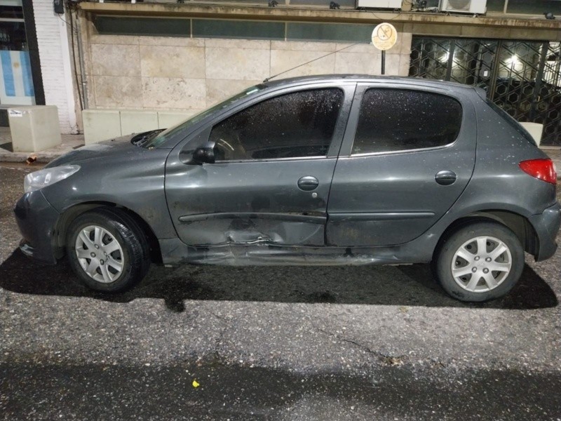 El 206 sufrió un abollón en la puerta del conductor.