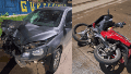 Un auto y una moto chocaron por motivos que se investigaban.