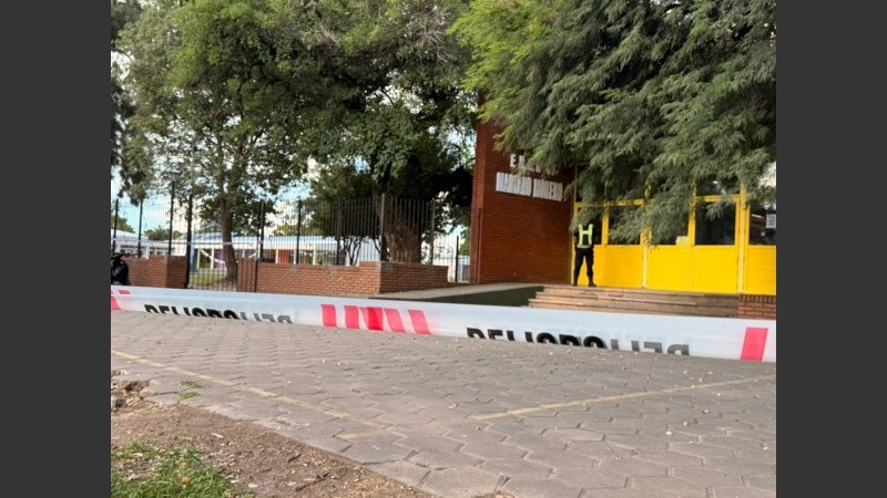 El ingreso principal a la Escuela Nº 40 Mariano Moreno de San Cristobal.