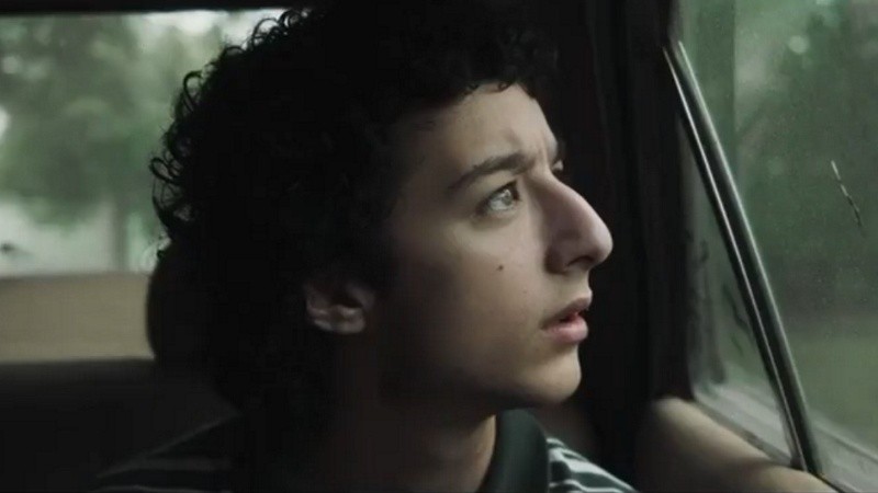 Santino Resta interpreta a Genaro, un adolescente adoptado por una familia con una historia compleja.