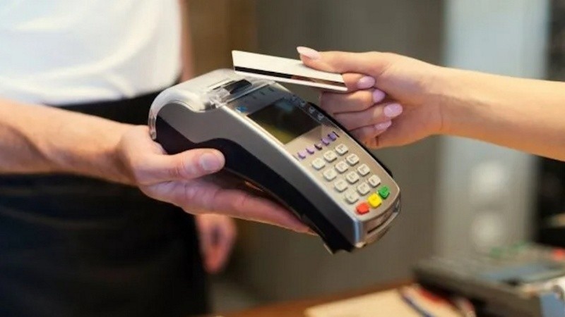 Los comercios ponen en duda la continuidad de los grandes descuentos al pagar con tarjeta de crédito.