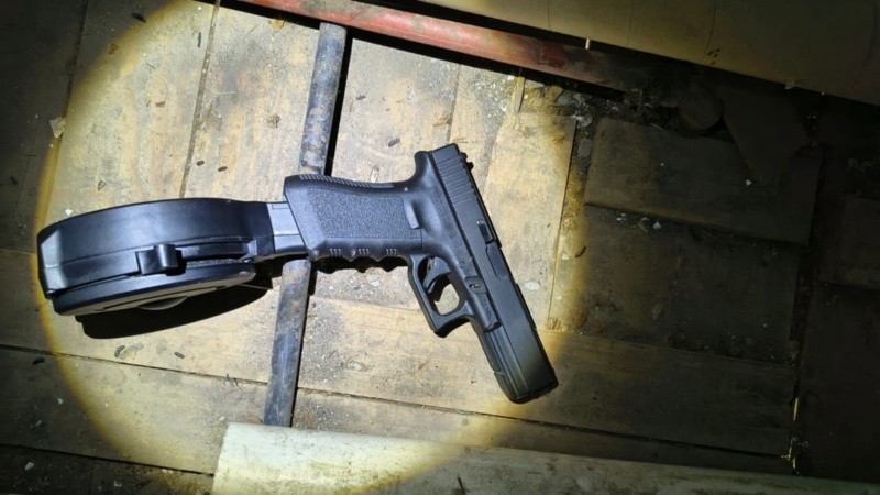 La pistola austríaca estaba oculta en un entrepiso.