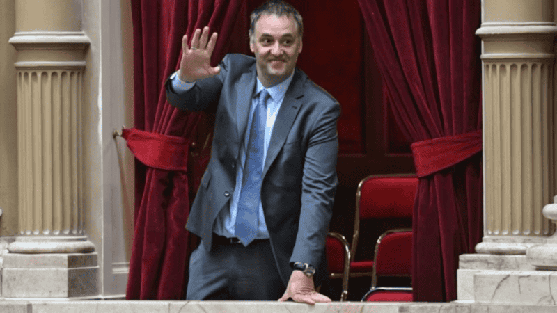 Pese a la investigación, el Gobierno respaldó a Adorni.